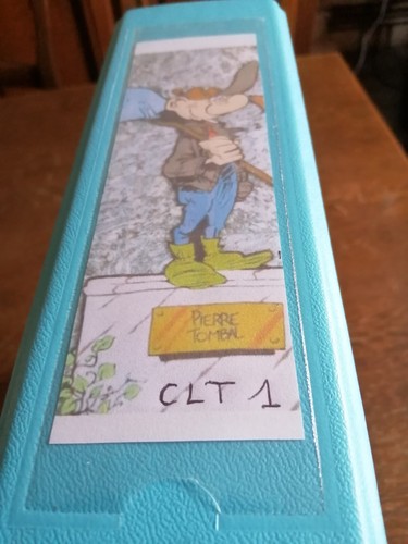 Classeur contenant 235 - classeur,