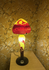 Grande lampe en pâte de verre style Galle Tip à décor de paysage et papillons.