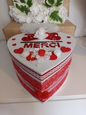 Urne boîte blanche et rouge