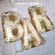 Lettres anciennes « BAR » en cuivre doré - Vers 1900