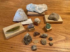 Lor de 15 pierres semi précieuses et de fossiles.