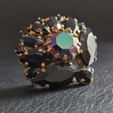 Broche couverte de strass forme de coquille Saint Jacques monture laiton