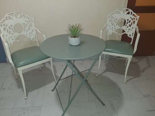 Ensemble table chaises de - et,