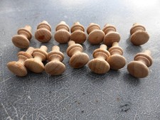 14 petits boutons bois