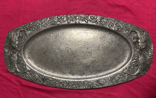 Grand plat étain repoussé - grand, plat.