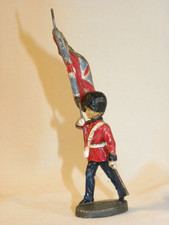 FIGURINE EN COMPOSITION ELASTOLIN PORTE DRAPEAU ANGLAIS BRITISH GUARD COLDSTREAM
