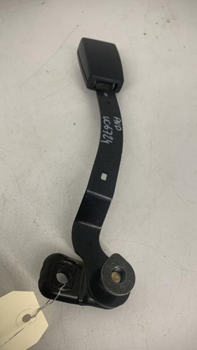 Attache ceinture avant droit
