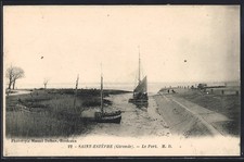 Old postcard Saint-Estèphe, Le Port with boats moored on the shore 1949 