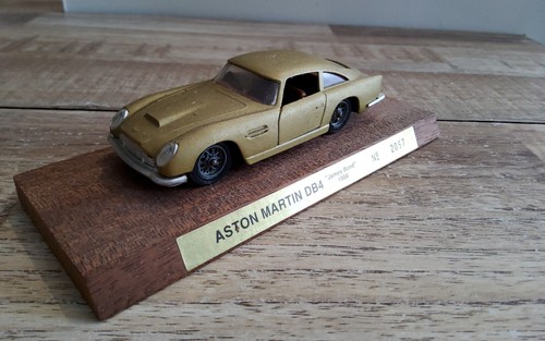 Aston martin db4 james bond
