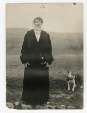 Photo Snapshot owner, a woman wrapped coat dog bulldog dog