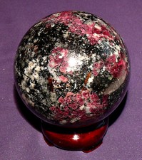 Boule Polie D'Eudialyt, Avec Socle, Pierre De Guérison, 453,1G D=66Mm