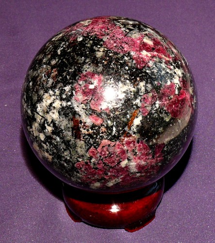 Boule polie eudialyt - d'eudialyt,, avec