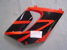 Flanc carénage coté droit de CBR125 04 rouge et noir HONDA 64330-KPP-870ZD