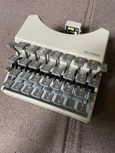 Rare machine écrire - à,