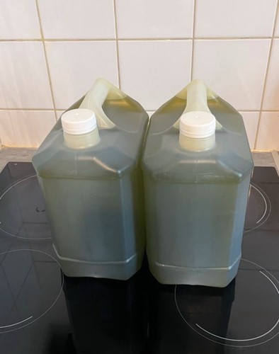 Deux bidons huile - deux, d’huile