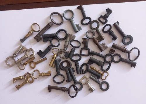 Lot clés anciennes boîtes - de,