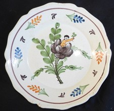 Assiette ancienne 19ème (bon état) décor : personnage dans un bouquet de fleurs