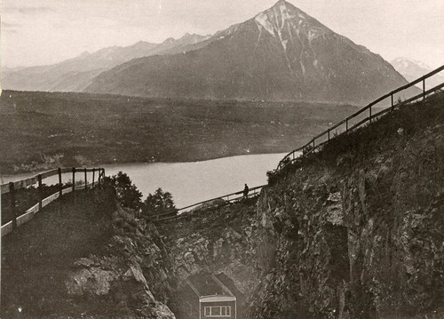 Train entrant dans tunnel - entrant,