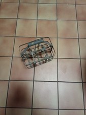 un porte bouteille en fer