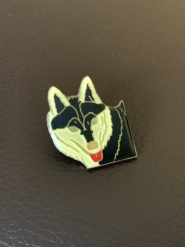 Pin chien loup - pin's,