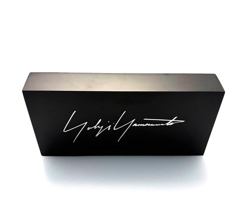 Plaque logo yohji yamamoto - yohji,