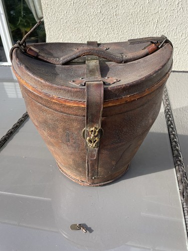 Très ancienne boîte - , à