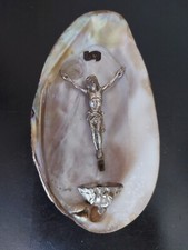 Ancien bénitier,  crucifix