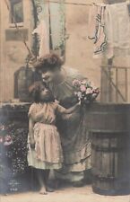 CP WOMAN LITTLE GIRL FLOWERS BARREL LINEN - 94320