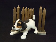 Statue de collection LEONARDO - Chiot  JACK RUSSEL devant un portillon
