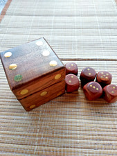 Boite a dés en forme de dé avec 5 dés , en bois et laiton,neuve