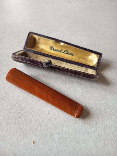 Fume cigarette ambre - en,