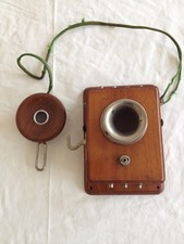 ancien téléphone en bois