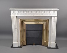 Cheminée de style Louis XVI en marbre blanc de Carrare