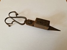 Paire de mouchettes anciennes en fer forgé ciseaux à bougies éteignoirs XVIIIème