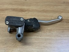 UN MAITRE CYLINDRE DE FREIN