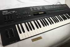 Yamaha DX7S Digital Programmable Synthesizer 61-Key Keyboard Display Screen