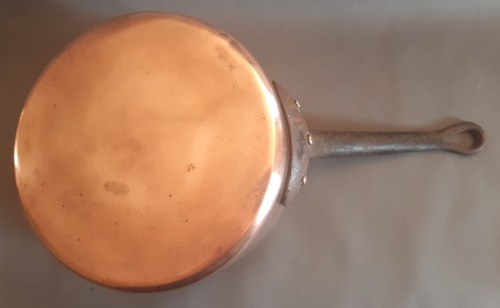 Une casserole cuivre - une, en
