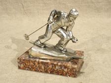 Ancienne statue de skieur en