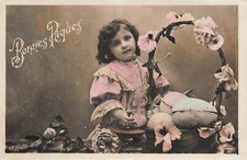 CP BONNES PAQUES PETITE FILLE AVEC PANIER OEUFS DECORES ROSES FLEURS