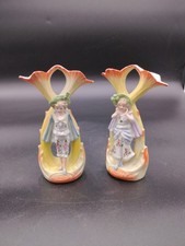 Lot de 2 petits vases anciens en porcelaine garçon et fille