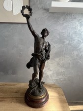 Sculpture en régule " Au Vainqueur " Signée Louis Moreau (1855-1919)