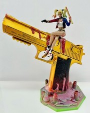 Figurine de ALVIN SILVRANTS  Sexy Harley Quinn on a golden Desert Eagle gun 