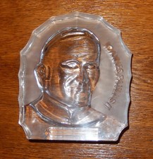 portrait JOHN PAUL II molded in glass plate with foot to place on a piece of furniture