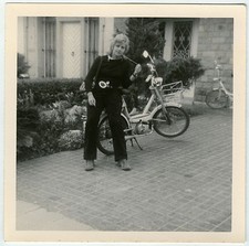 ANTIQUE PHOTO - WOMEN'S MOTORCYCLE FASHION MOPED - MOPED WOMAN 1960 - Vintage Snapshot