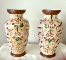 Paire de vases anciens en opaline XIXe au décor de fleurs de cerisiers