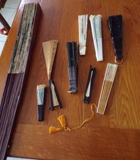 Lot de 10 EVENTAILS anciens, en tissu à décor peinten bois plastique