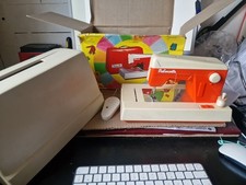 Machine à coudre orange vintage marque "Ma Cousette" avec sa boite