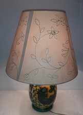 JOLIE LAMPE DE TABLE.  MODELE AU DAUPHINS. FABRICATION ITALIENNE  SIGNEE ARETINI