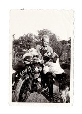 G1682 Homme sur moto Puch avec 2 chiens. Allemagne 1964. Photo argentique