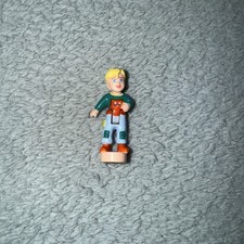 Disney Magic Kingdom Figurine / Petit Garcon Chateau Disneyland -Polly Pocket H1